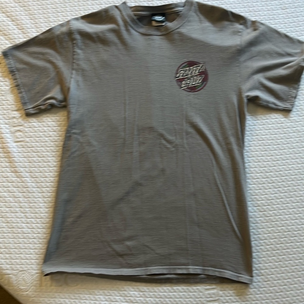 Cute Santa Cruz tee shirt. In perfect condition